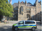 Einsatzfahrzeug vor dem Aachener Rathaus ... (Quelle: Internet)